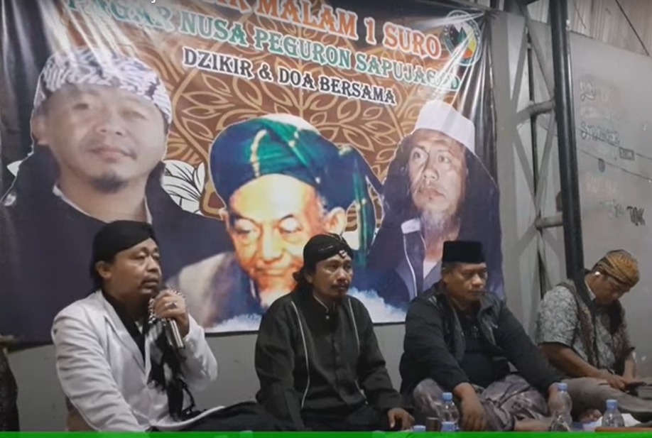 Puluhan Pendekar Pagar Nusa Perguron Sapu Jagad Depok gelar Jamasan Pusaka & Siraman - Gus cokro
