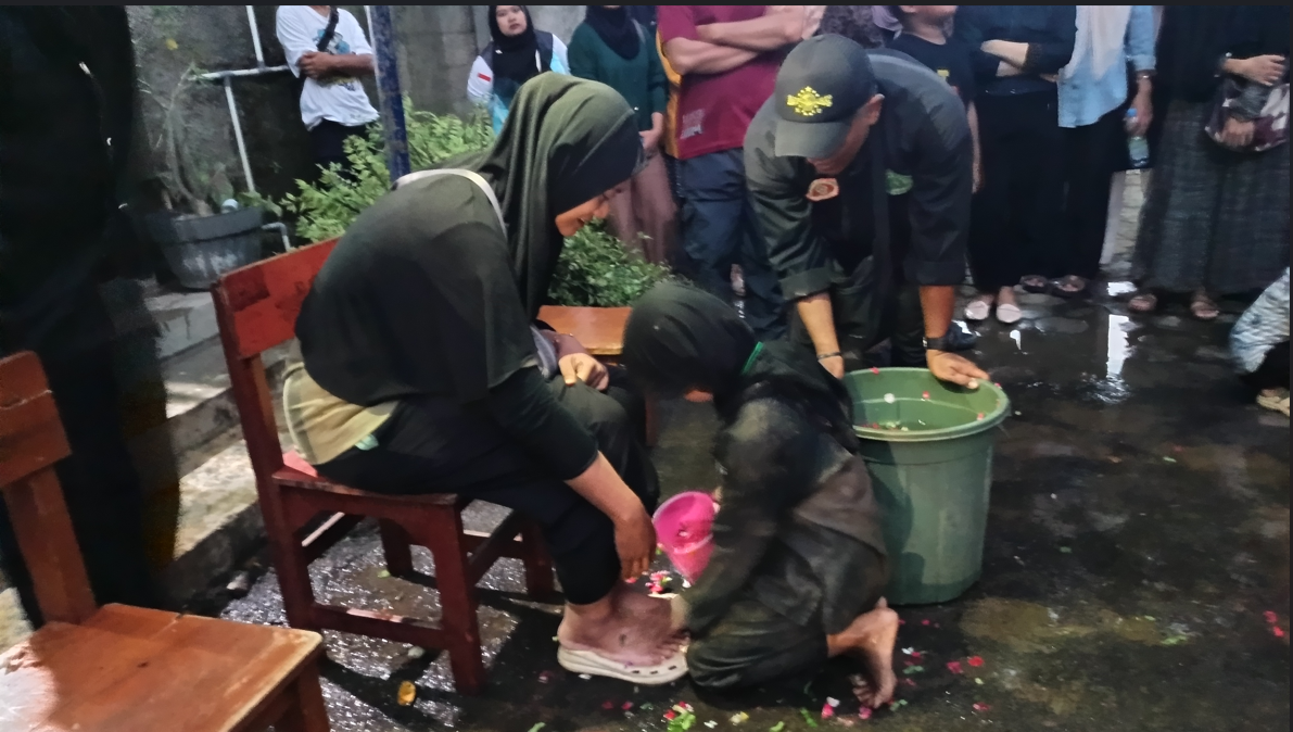 Suasana basuh kaki orang tua UKT pagar Nusa Cilodong