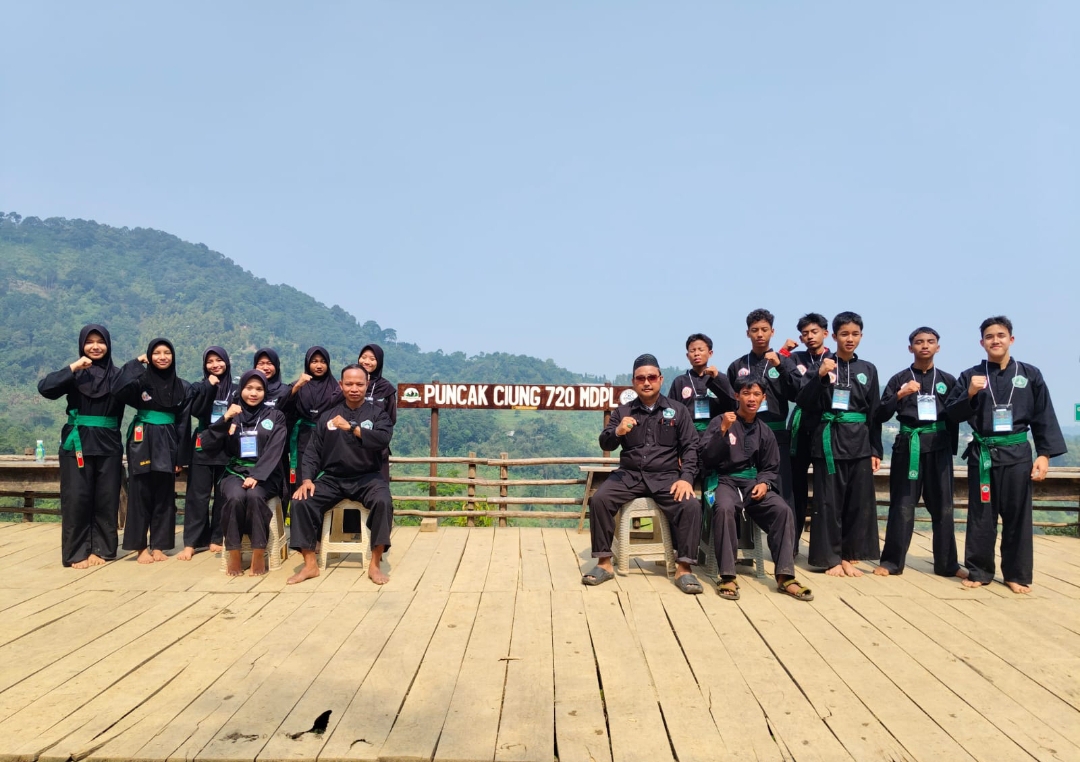 Foto bersama Pacar Nusa PAC Tapos, dalam kegiatan UKT strip merah di Gunung Ciung.