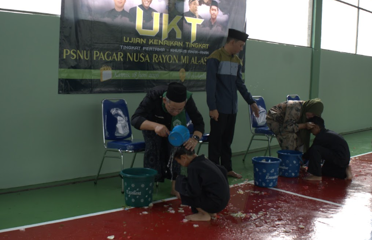 Prosesi basuh kaki orang tua